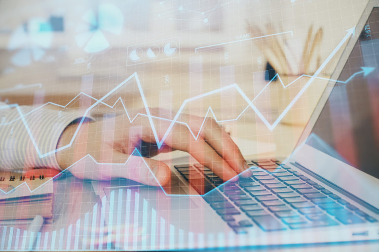 Data Analysts : voici les nouvelles compétences recherchées par les recruteurs Un Data analyst sur son ordinateur.