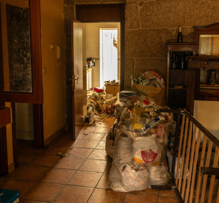 Syndrome de Diogène : pourquoi contacter des professionnels ? Une maison encombrée ce qui symbolise le syndrome de Diogène.