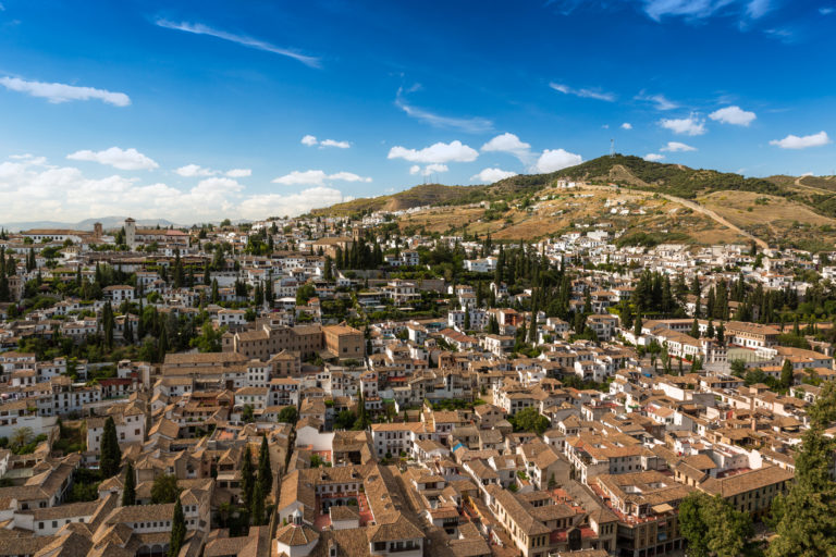 Grenade : un rêve andalou à vivre en famille ! Une vue magnifique de la ville de Grenade.