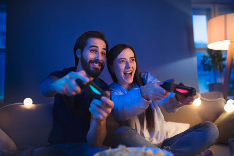 Des pseudos anglais romantiques et stylés pour couples geeks ! Un couple de gamers passionnés