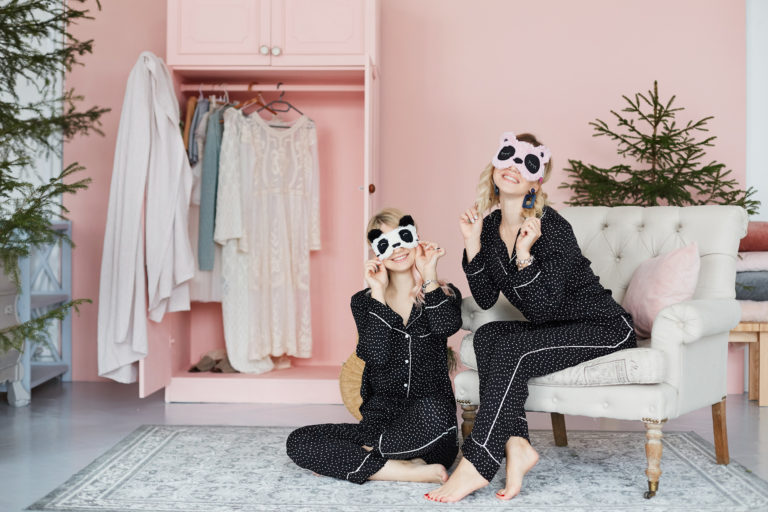 Pyjamas femme 2025 : voici les tendances à ne pas manquer ! Deux belles dames dans des pyjamas femme stylés.