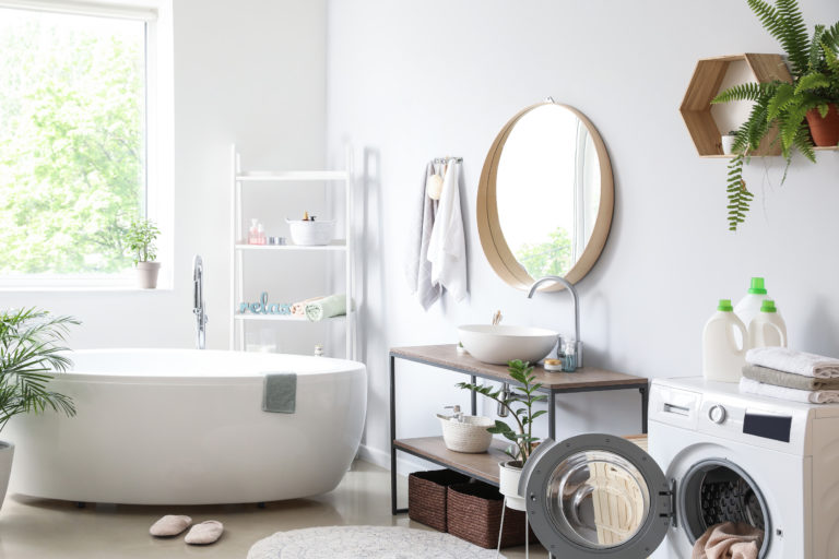 8 erreurs à éviter lors de l’aménagement d’une nouvelle salle de bains Une salle de bains moderne.