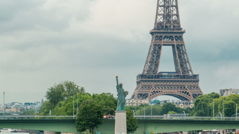 Où voir les statues de la Liberté à Paris ? Un parcours insolite à travers la capitale Une statue de la liberté en face de la Tour Eiffel.