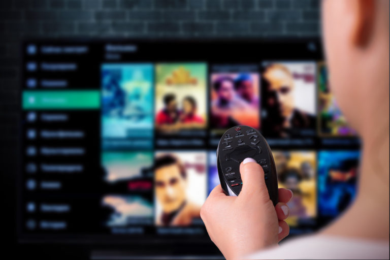 Top 10 meilleurs sites de streaming gratuits en 2025 Un cinéphile essayant de consulter un site de streaming.