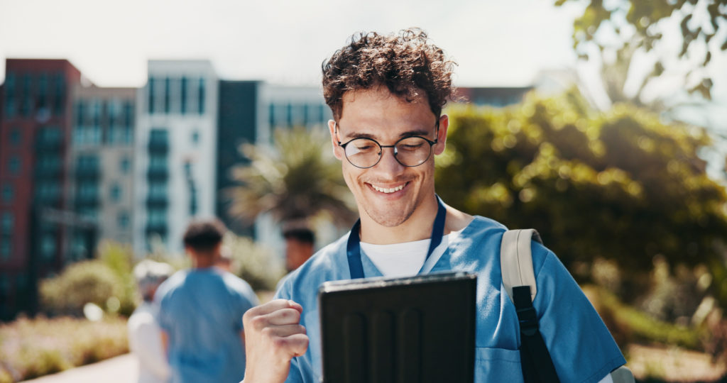 jeune travaille CIEJ